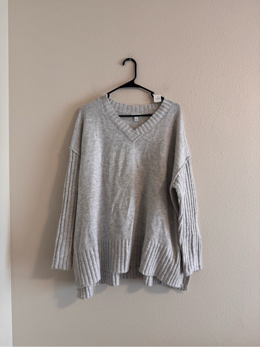NWT dip Relaxed V-Neck Ribbed Pullover Sweater in Light Gray